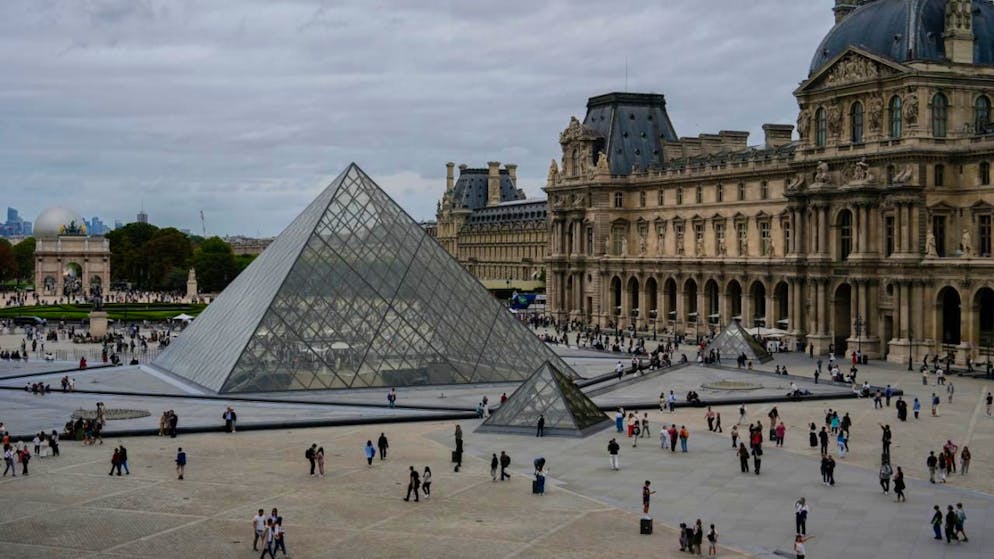 Das Pariser Louvre-Museum mit seiner charakteristischen Glaspyramide. (Archivbild)