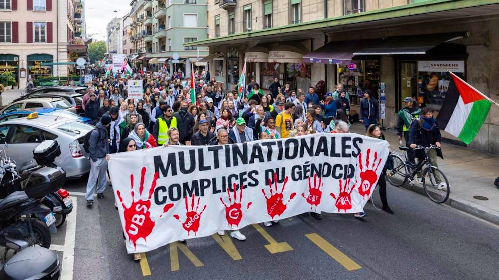 I manifestanti hanno puntato il dito contro la complicità delle multinazionali.