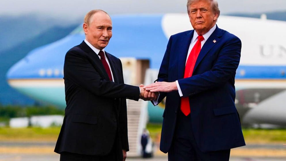 ARCHIV - US-Präsident Donald Trump begrüßt den russischen Präsidenten Wladimir Putin auf der Joint Base Elmendorf-Richardson, Alaska. Foto: Julia Demaree Nikhinson/AP/dpa