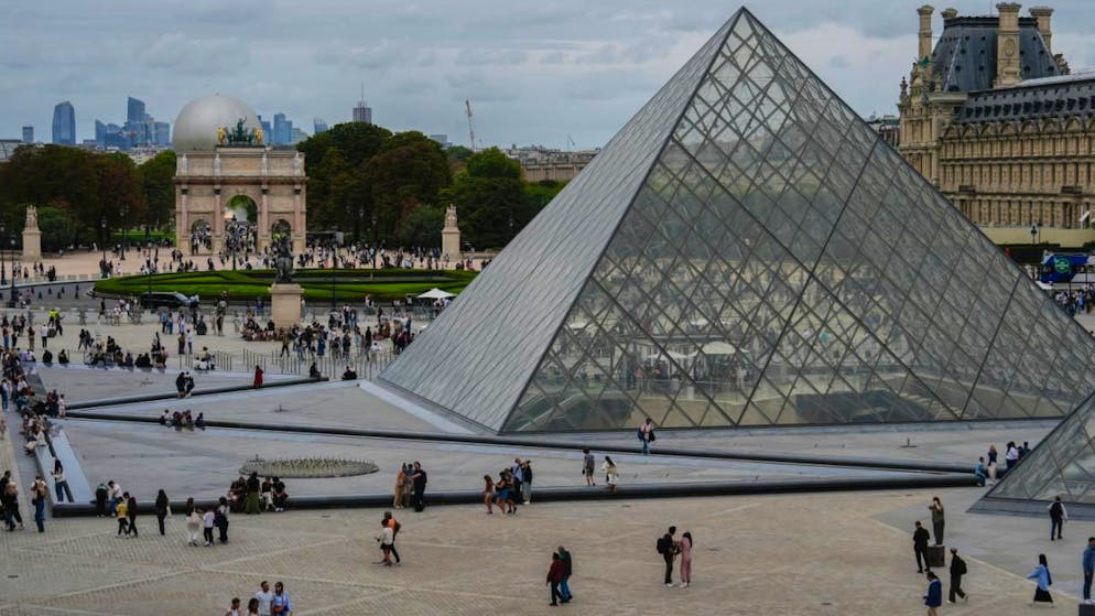 Museo chiuso. Clamorosa rapina al Louvre, sottratti dei gioielli della collezione di Napoleone