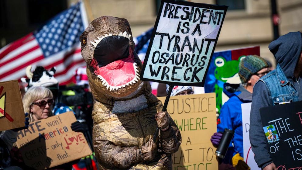 Demonstranten nehmen an der «No-Kings»-Demonstration vor dem Wyoming State Capitol teil. Foto: Milo Gladstein/The Wyoming Tribune Eagle/AP/dpa - ACHTUNG: Nur zur redaktionellen Verwendung und nur mit vollständiger Nennung des vorstehenden Credits