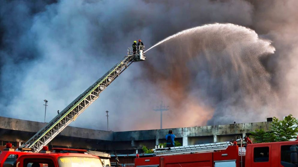 Feuerwehrleute bei der Bekämpfung des Brands am Samstag.
