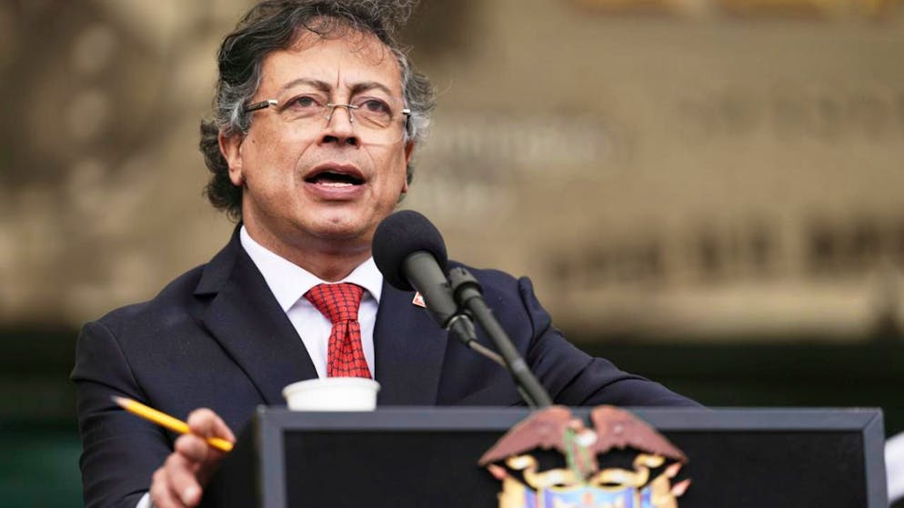 ARCHIV - Der kolumbianische Präsident Gustavo Petro spricht während einer militärischen Zeremonie in Bogota, Kolumbien. Foto: Ivan Valencia/AP/dpa/Archivbild
