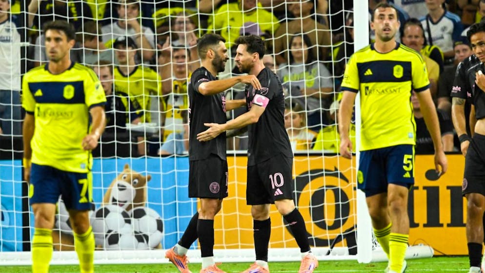 Captain Lionel Messi und Jordi Alba jubeln nach einem weiteren Treffer des Argentiniers.
