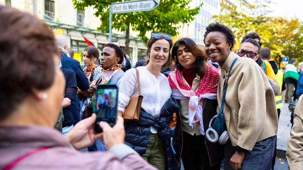 Around 2000 people take part in pro-Palestine demonstration in Geneva - Gallery. MEP Rima Hassan posed for selfies on the sidelines of a demonstration denouncing the responsibility of multinational companies for the Israeli-Palestinian conflict.