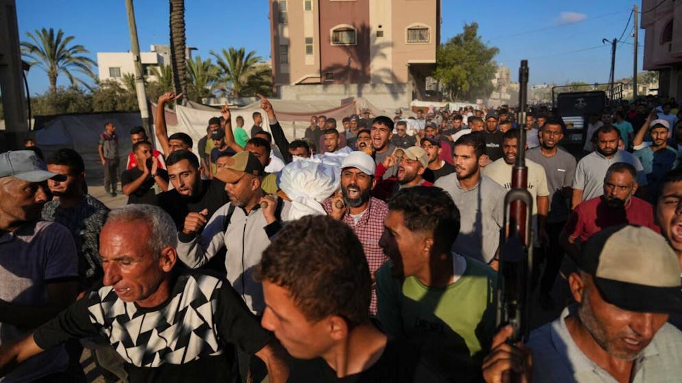Trauernde tragen in Deir al-Balah die Leichen von Palästinensern, die durch israelisches Feuer getötet wurden. Foto: Abdel Kareem Hana/AP/dpa