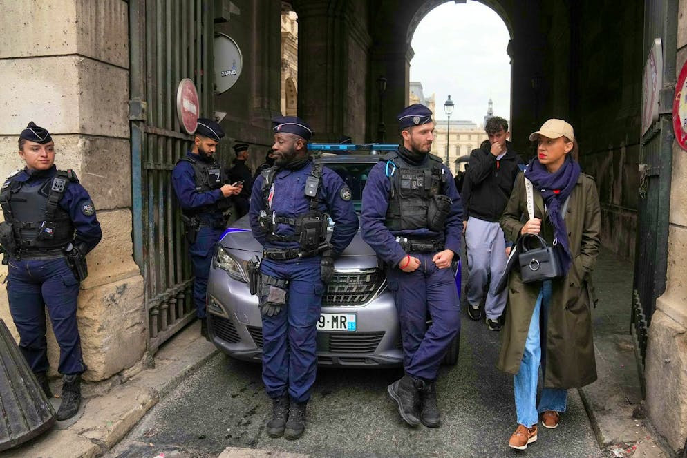 Il bottino del Louvre ha un «valore storico inestimabile». Agenti di polizia sigillano l'ingresso del Museo del Louvre di Parigi, famoso in tutto il mondo.