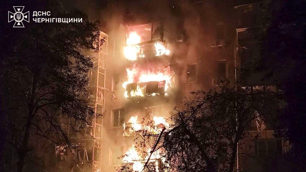 HANDOUT - Auf diesem vom ukrainischen Katastrophenschutz zur Verfügung gestellten Foto ist ein brennendes Wohnhaus nach einem russischen Angriff im nordostukrainischen Gebiet Tschernihiw zu sehen. Foto: Ukrainian Emergency Service via AP/dpa - ACHTUNG: Nur zur redaktionellen Verwendung und nur mit vollständiger Nennung des vorstehenden Credits