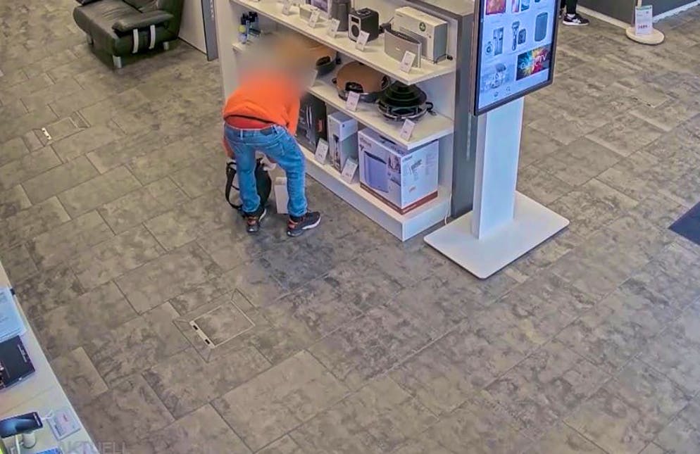 The surveillance camera filmed everything.