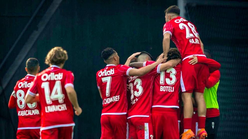 The Sion players are happy about the redeeming 1:0