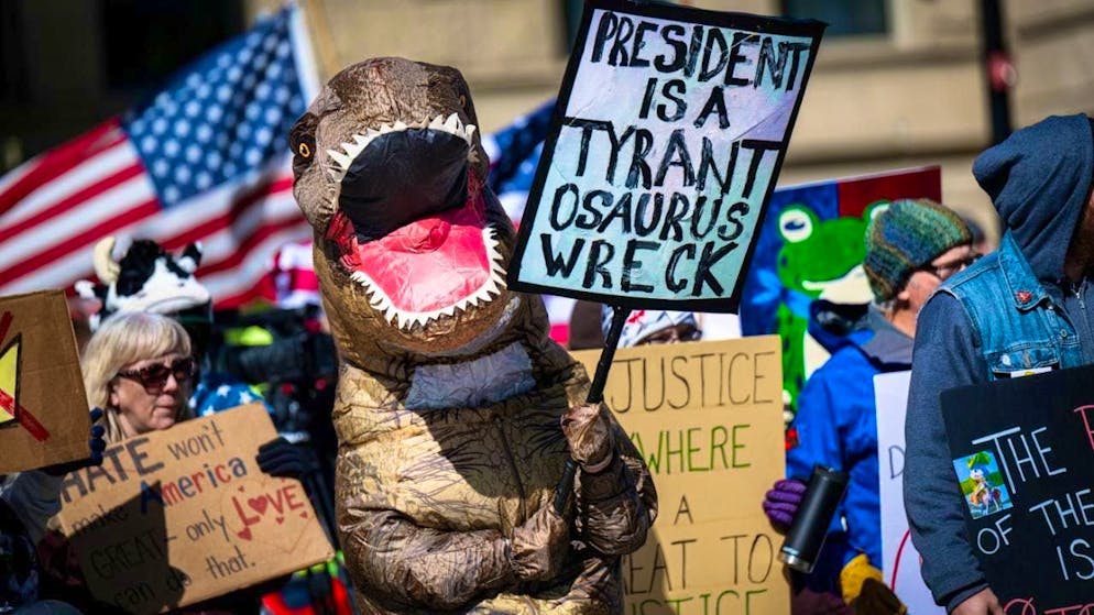 Protesters take part in the "No Kings" demonstration in front of the Wyoming State Capitol. Photo: Milo Gladstein/The Wyoming Tribune Eagle/AP/dpa - ATTENTION: For editorial use only and only with full attribution to the above credit