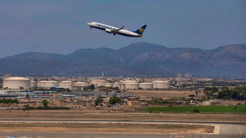 ARCHIVE - An airplane takes off from Palma de Mallorca Airport. Photo: Clara Margais/dpa/symbol image