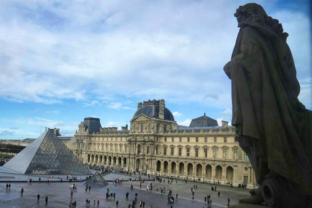 Il bottino del Louvre ha un «valore storico inestimabile». Il Louvre è una delle attrazioni più famose della capitale francese.