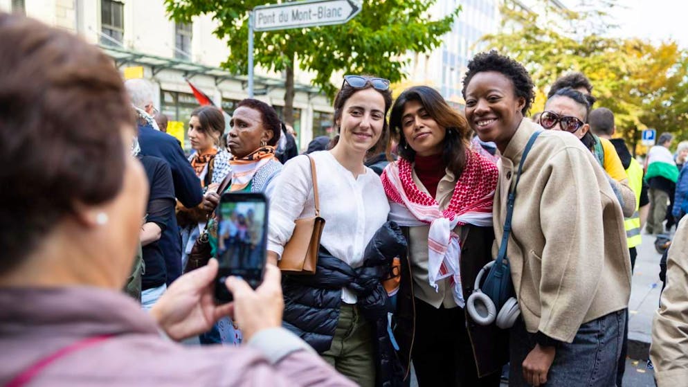 GE: les multinationales dans le viseur d'un défilé pro-Palestine - Gallery. La députée européenne Rima Hassan s'est prêtée au jeu des selfies en marge d'une manifestation dénonçant la responsabilité des multinationales dans le conflit israélo-palestinien.