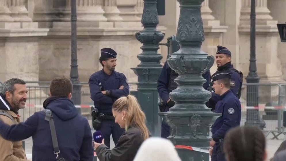 Täter mit Kettensägen. Raubüberfall auf Pariser Louvre – seltener Schmuck aus Napoleons Sammlung gestohlen