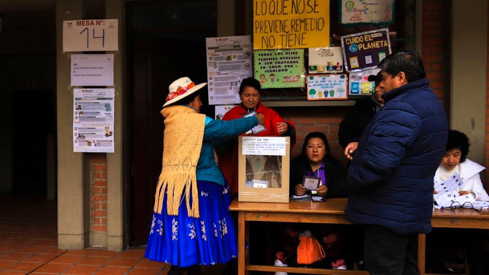 Les Boliviens se sont rendus aux urnes dimanche pour le second tour de l'élection présidentielle, qui doit départager deux candidats de droite.