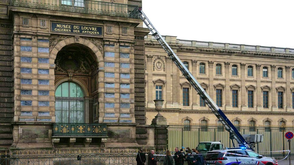 Rubati i gioielli di Napoleone. Al Louvre un colpo d'altri tempi, polemiche sulla sicurezza e sui sistemi di allarme del museo