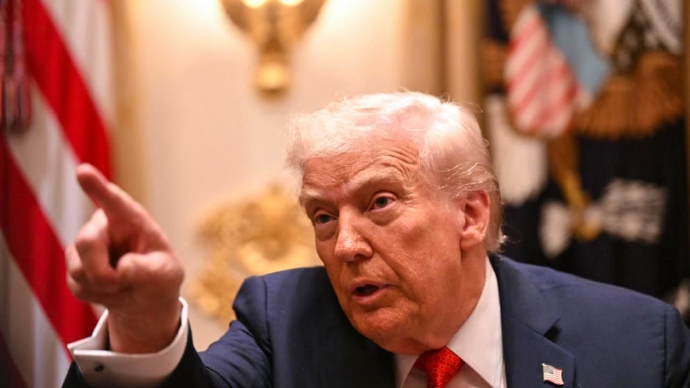 US-Präsident Donald Trump spricht während eines Treffens mit dem australischen Premierminister Anthony Albanese im Kabinettssaal des Weißen Hauses in Washington. Foto: Lukas Coch/AAP/dpa