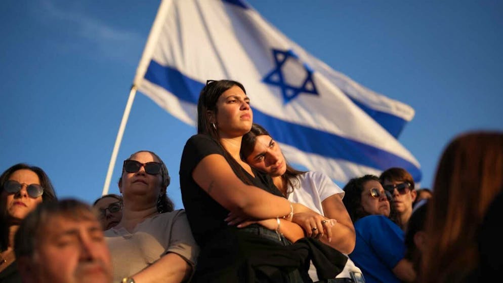 Angehörige und Freunde trauern in Modiin, Israel, während der Beerdigung des israelischen Soldaten Staff Sergeant Itay Yavetz, der im Gazastreifen getötet wurde. Foto: Francisco Seco/AP/dpa