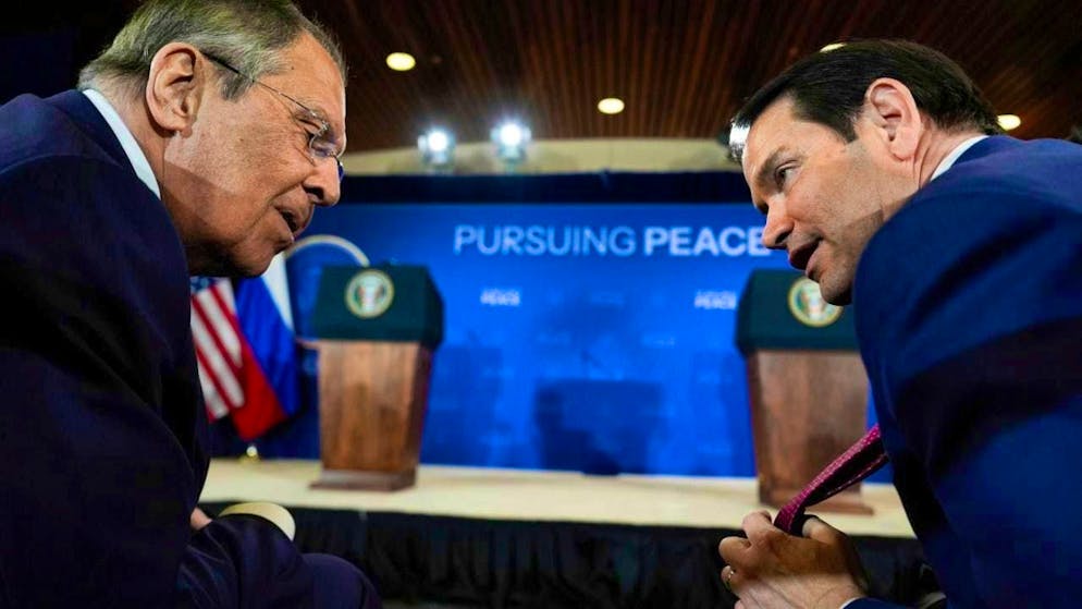 ARCHIVE - US Secretary of State Marco Rubio shows his tie to Russian Foreign Minister Sergei Lavrov before a press conference with US President Trump and Russian President Putin at Joint Base Elmendorf-Richardson. Photo: Julia Demaree Nikhinson/AP/dpa