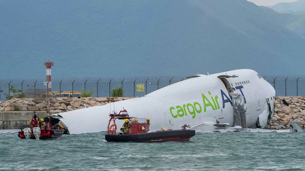 Tödlicher Unfall: Jumbo-Jet rutscht über Landebahn ins Meer - Gallery. Die Frachtmaschine rutschte über die Landebahn hinaus ins Wasser.