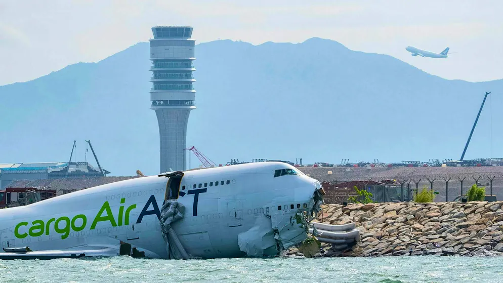 Jumbo jet skids over runway into the sea - two dead | blue News