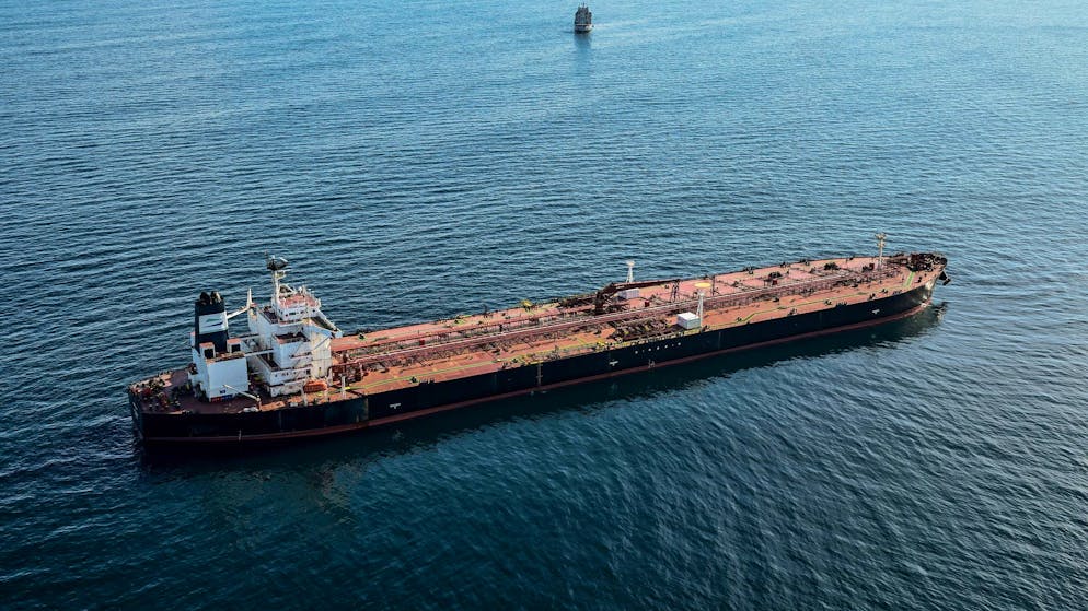 Als Schattenflotte werden die oft veralteten und unter fremder Flagge fahrenden Schiffe bezeichnet, mit denen Russland Sanktionen umgeht, unter anderem das Öl-Embargo.