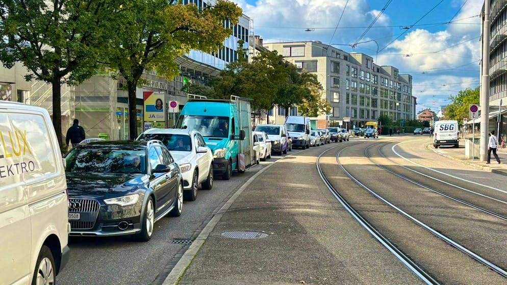 Traffic jams on Badenerstrasse in the direction of Lindenplatz.