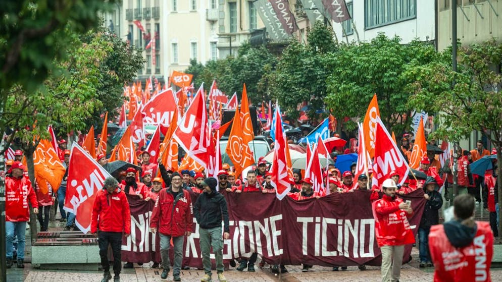 Die Bauarbeiter legten am Montag im Tessin die Arbeit nieder. Etwa 1400 nahmen an einer Kundgebung in Bellinzona teil.