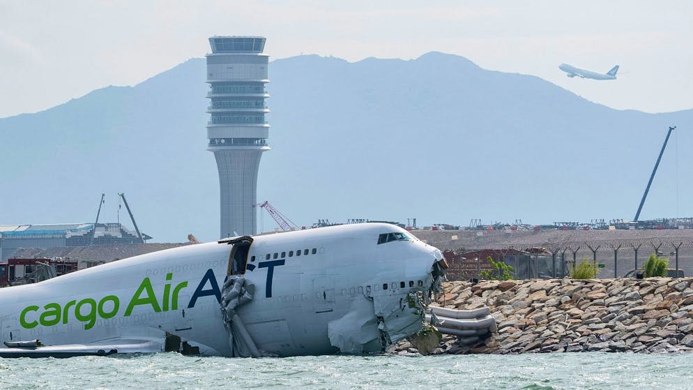 Tödlicher Unfall: Jumbo-Jet rutscht über Landebahn ins Meer - Gallery. Eine von der türkischen Airline ACT als Frachtmaschine genutzte Boeing 747 ist von einer Landebahn des internationalen Flughafens in Hongkong abgekommen und ins Meer gestürzt. (20. Oktober 2025)