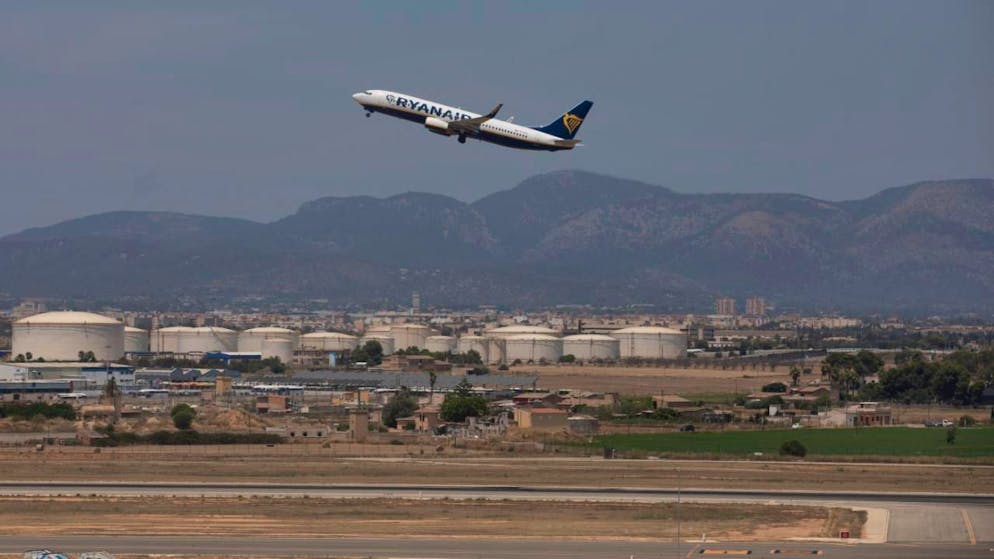 ARCHIV - Ein Flugzeug der Fluggesellschaft Ryanair startet von dem Flughafen Palma de Mallorca. Foto: Clara Margais/dpa/Archiv