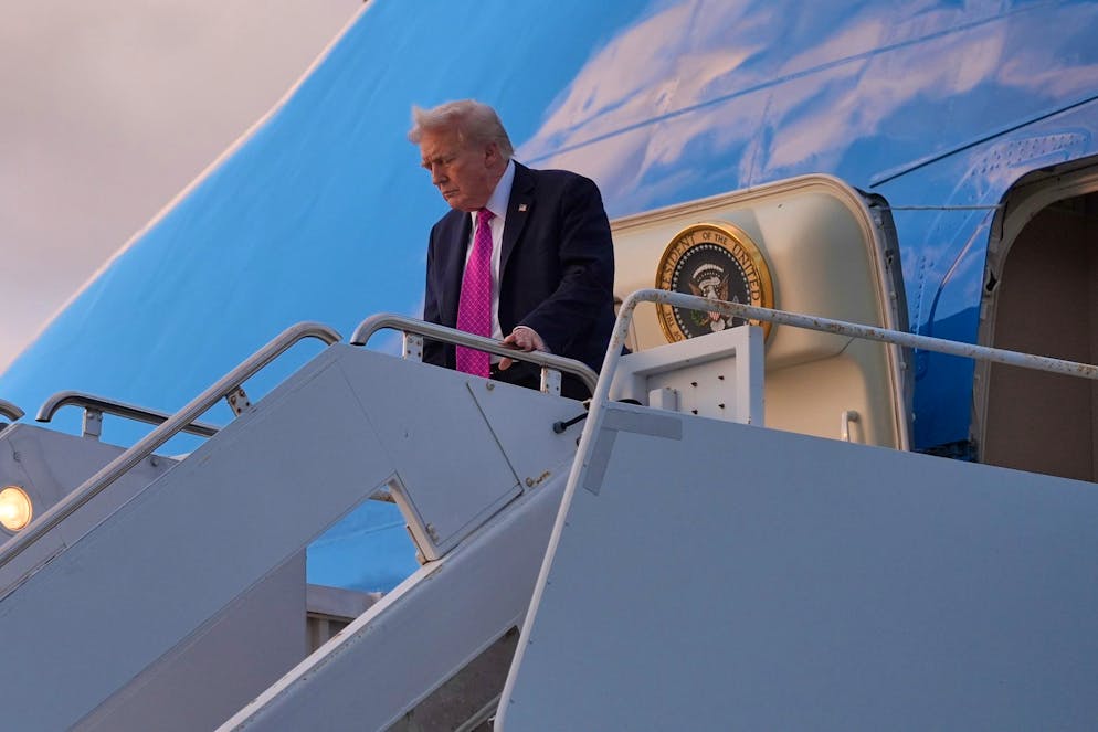 Il presidente degli Stati Uniti Donald Trump arriva sull'Air Force One all'aeroporto internazionale John F. Kennedy.