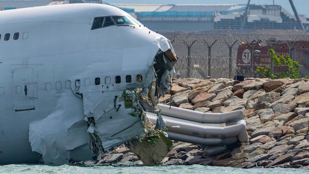 Tödlicher Unfall: Jumbo-Jet rutscht über Landebahn ins Meer - Gallery. Berichten zufolge hatte der Jumbo-Jet zuvor ein Fahrzeug auf dem Rollfeld des Flughafens gerammt, das durch die Wucht des Zusammenpralls ebenfalls ins Meer geschleudert wurde.