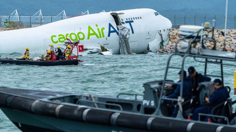 Das am Montagmorgen von der Landebahn in Hongkong abgekommene Frachtflugzeug  liegt im Meer.