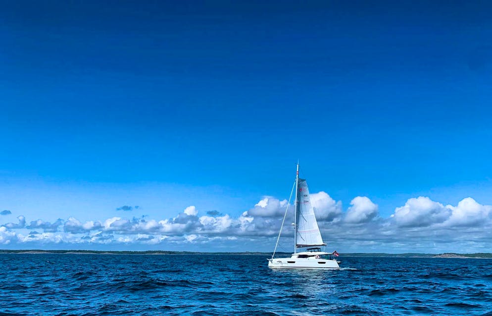 The man was discovered on a catamaran. (symbolic image)