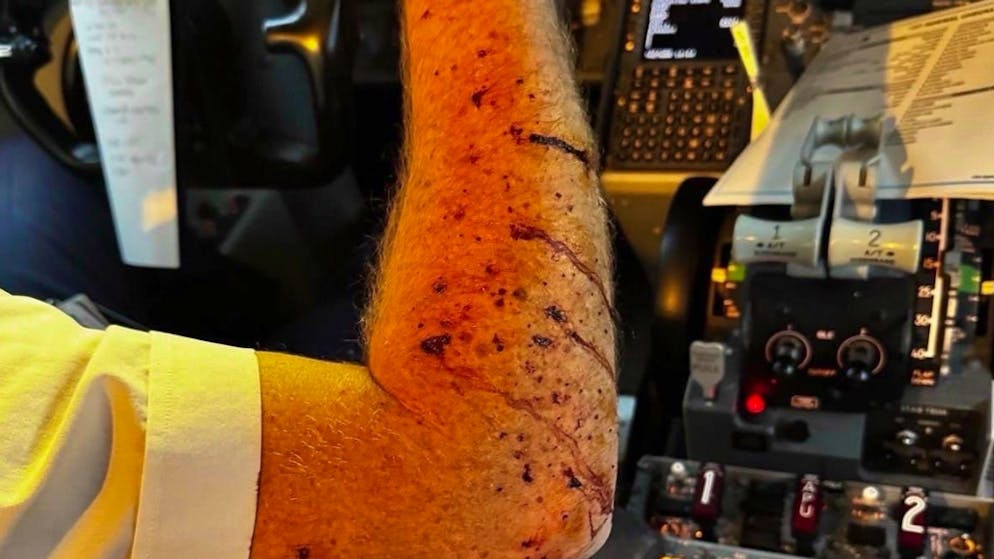 Pilot verletzt. Riss in Cockpitscheibe – Flug muss wegen möglichem Weltraumschrott notlanden