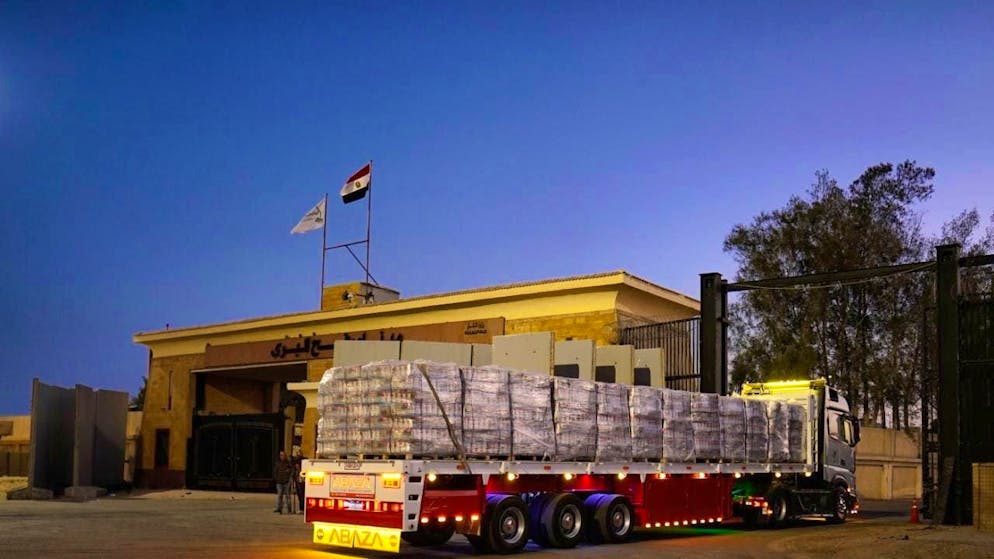 dpatopbilder - A truck loaded with humanitarian aid crosses the Egyptian gate of the Rafah border crossing and is inspected by Israeli authorities before entering the Gaza Strip. Photo: Mohammed Arafat/AP/dpa