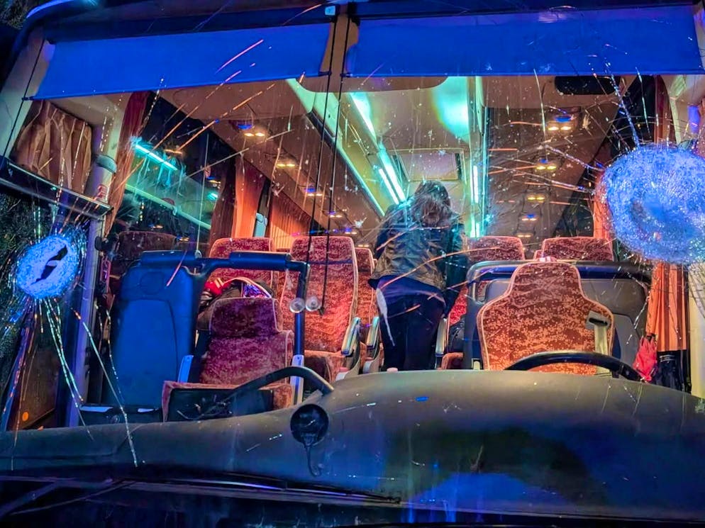 Die Windschutzscheibe des Busses wurde mit Steinen eingeworfen und nicht nur das.