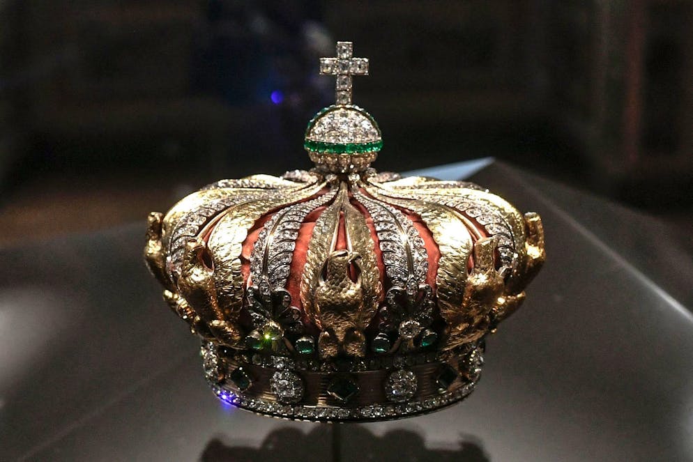 Louvre-Chefin tritt zurück - Gallery. Die Krone der Kaiserin Eugénie wurde später nahe dem Louvre beschädigt gefunden. (Archivbild)