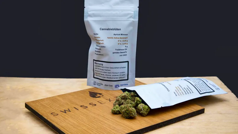Una confezione di fiori di cannabis