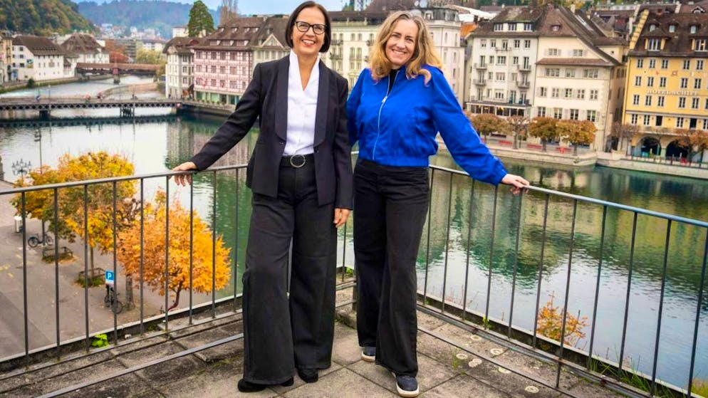 Wanda Puvogel (l) and Katja Langenbach (r) will take over the directorship of the Lucerne Theater together from the coming season. With the former head of the dance department and the former director of drama, the institution is relying on an internal solution to succeed Ina Karr.