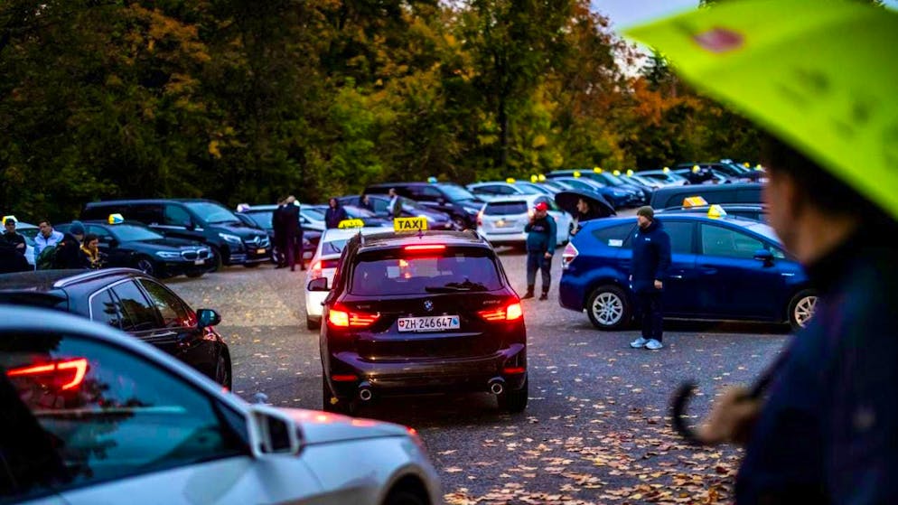 More than 100 Uber drivers stopped work in Zurich on Monday morning.