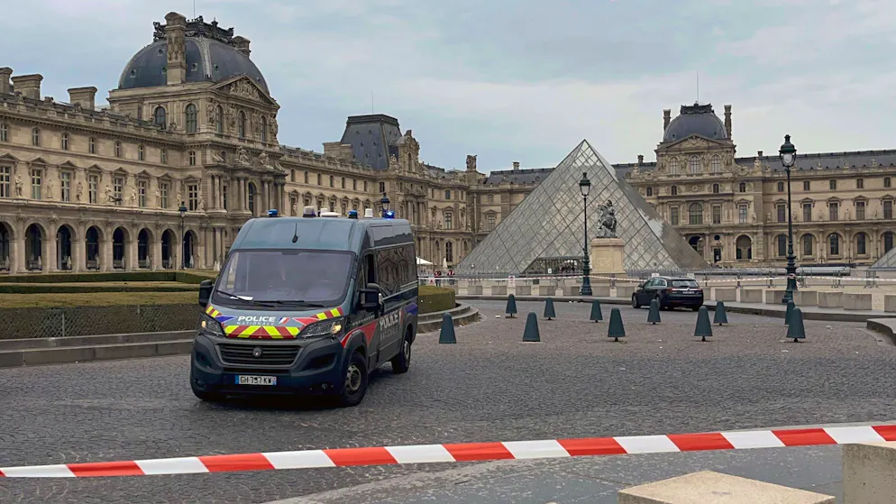 Vol des bijoux du Louvre. Les huit minutes d'un casse spectaculaire