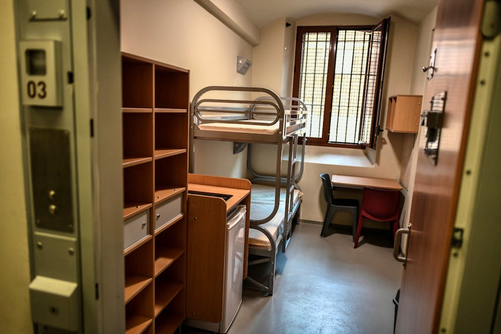 Une photo prise le 12 avril 2019 montre une cellule de la prison de la Santé à Paris.