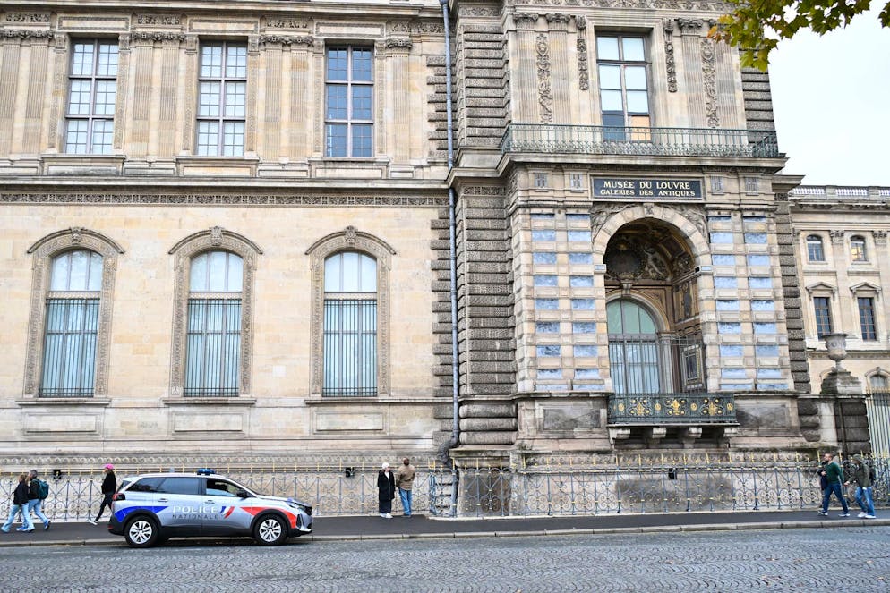 Louvre-Diebstahl: Kritik an Sicherheitslücken wächst - Gallery. Die Polizei ermittelt weiter am Tatort.