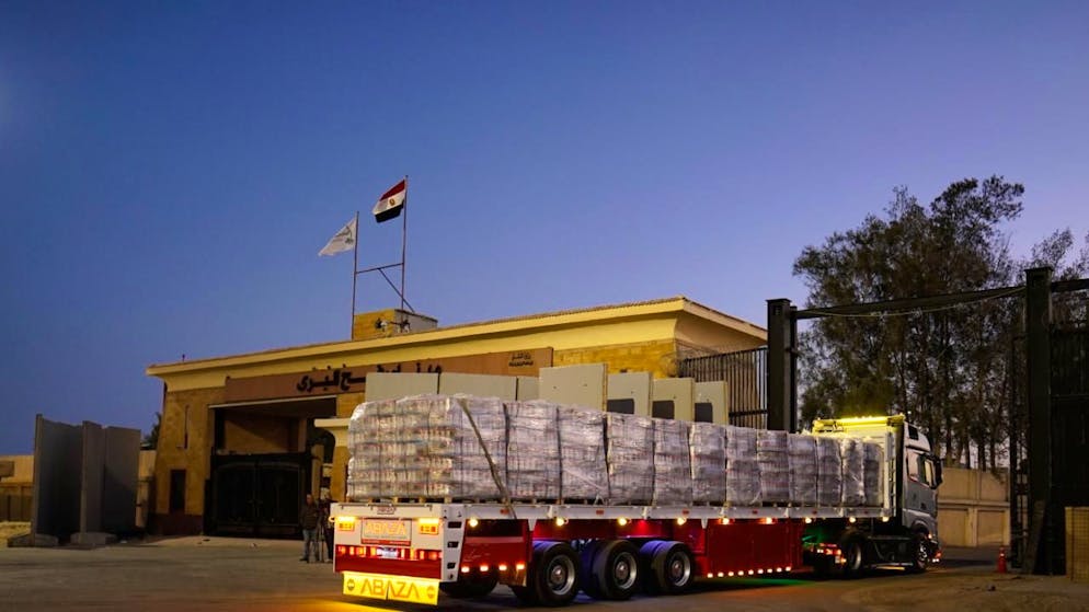 dpatopbilder - Ein mit humanitären Hilfsgütern beladener Lastwagen durchquert das ägyptische Tor des Grenzübergangs Rafah und wird von den israelischen Behörden kontrolliert, bevor er in den Gazastreifen einreist. Foto: Mohammed Arafat/AP/dpa
