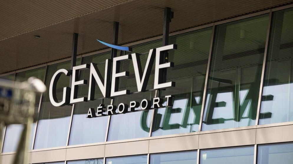 Genève Aéroport devra payer douze mois de salaire à une ex-employée licenciée à tort après avoir dénoncé des messages WhatsApp racistes et sexistes (illustration).