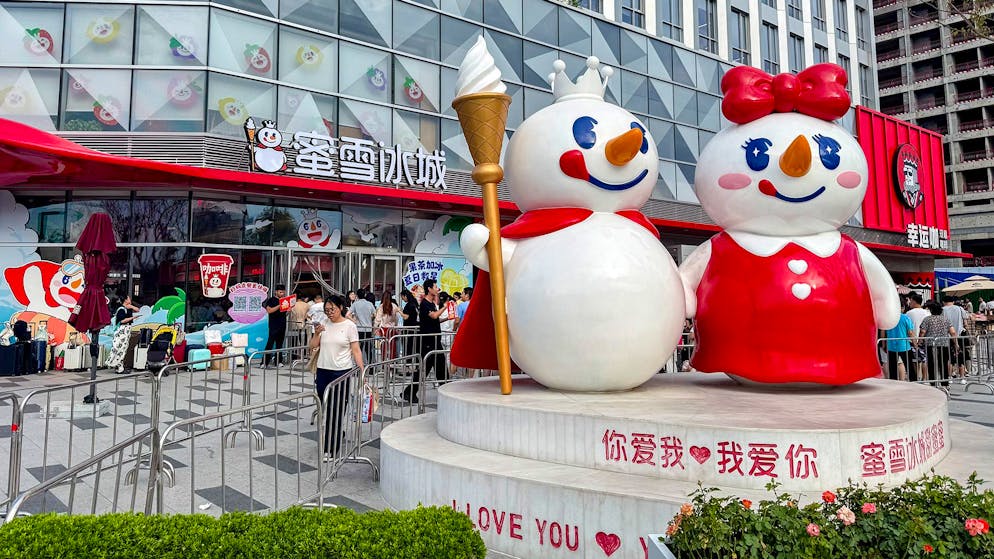 Mixue instead of McDonalds and Starbucks. The world's largest fast food chain comes from China