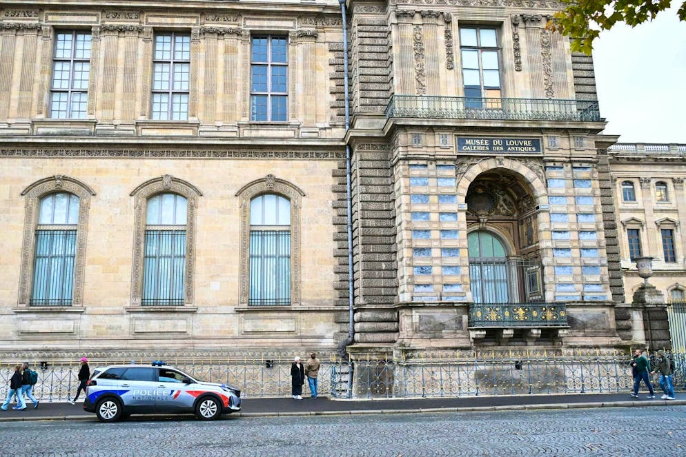 Louvre theft: criticism of security loopholes grows - Gallery. The police are still investigating the crime scene.