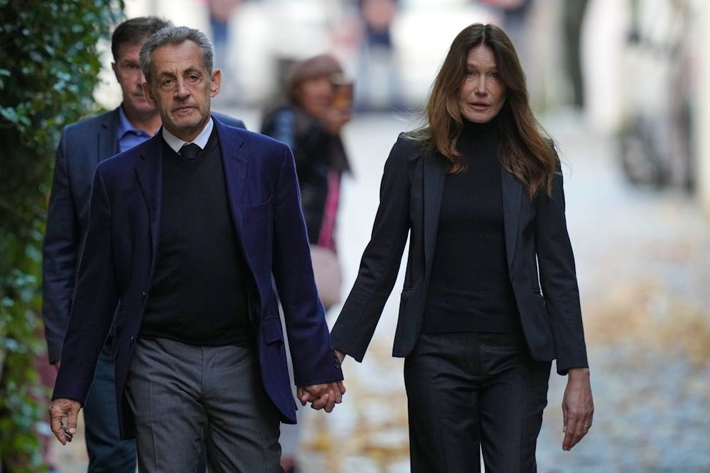 Nicolas Sarkozy und Ehefrau Carla Bruni-Sarkozy am Dienstagmorgen auf dem Weg zum Gefängnis.